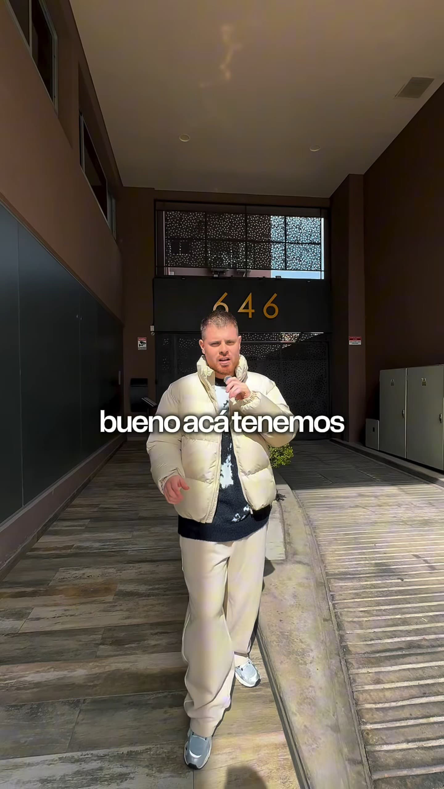 Look 2 del reel de Lennon: campera puffer boxy crema sobre remera oscura y pantalón crema